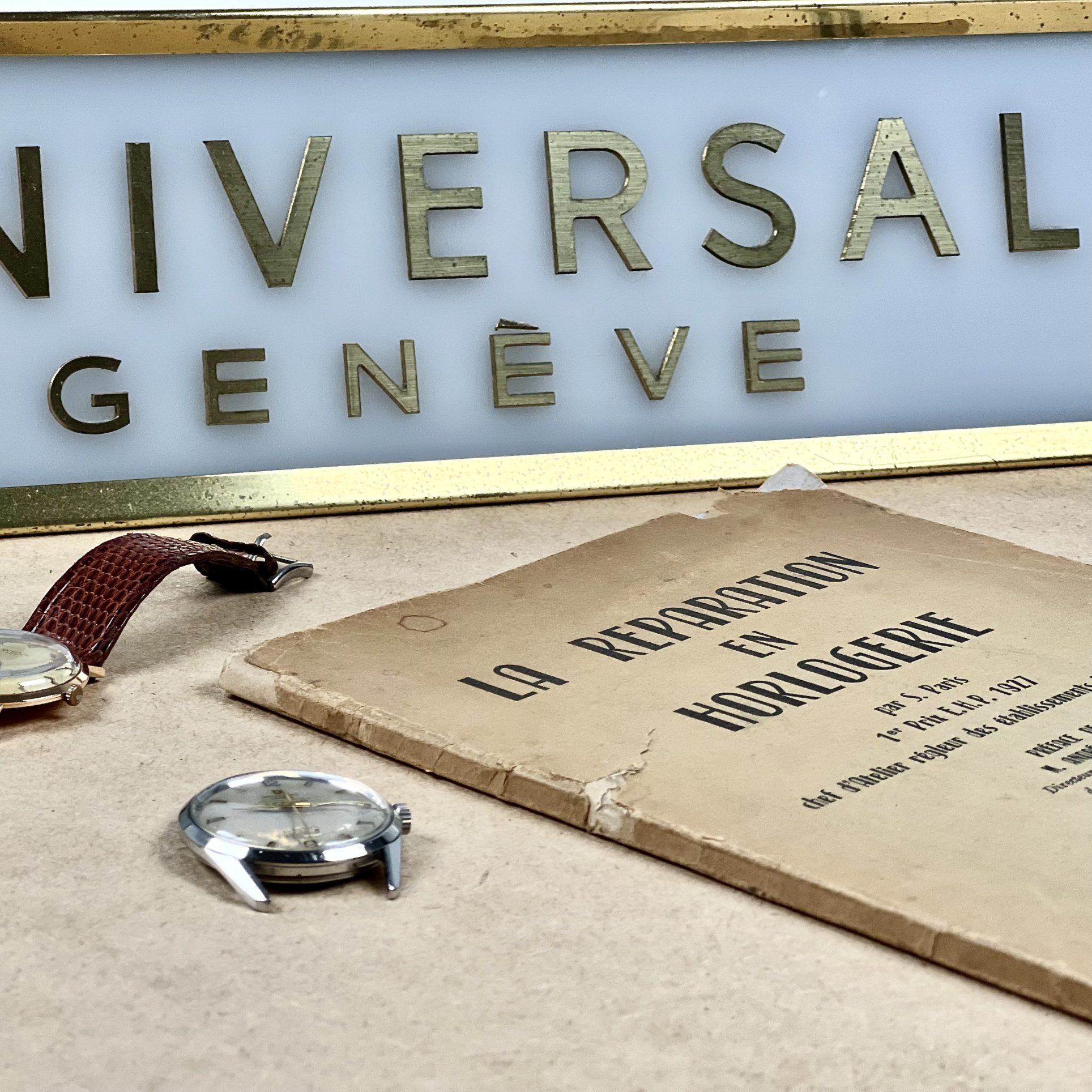 UNIQUE ENSEIGNE LUMINEUSE UNIVERSAL GENÈVE CIRCA 1960